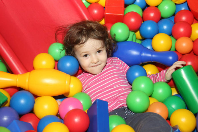 Suche baseny z piłeczkami - wyjątkowy plac zabaw w pokoju dziecka