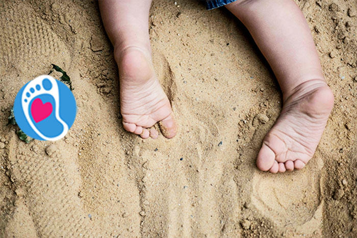  Bose stopy dziecka na piasku :: Sklep Bosa Stópka 